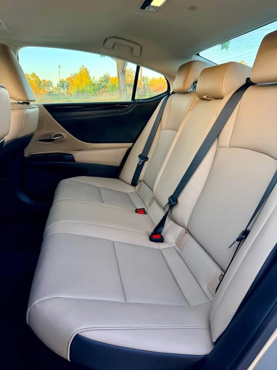 2021 Lexus ES 7th Gen - Image 9 of 19