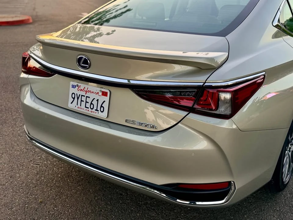 2021 Lexus ES 7th Gen - Image 8 of 19