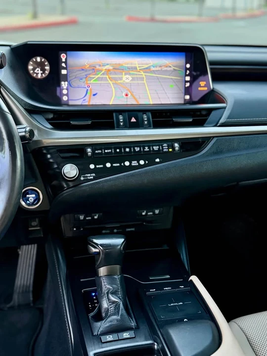 2021 Lexus ES 7th Gen - Image 16 of 19