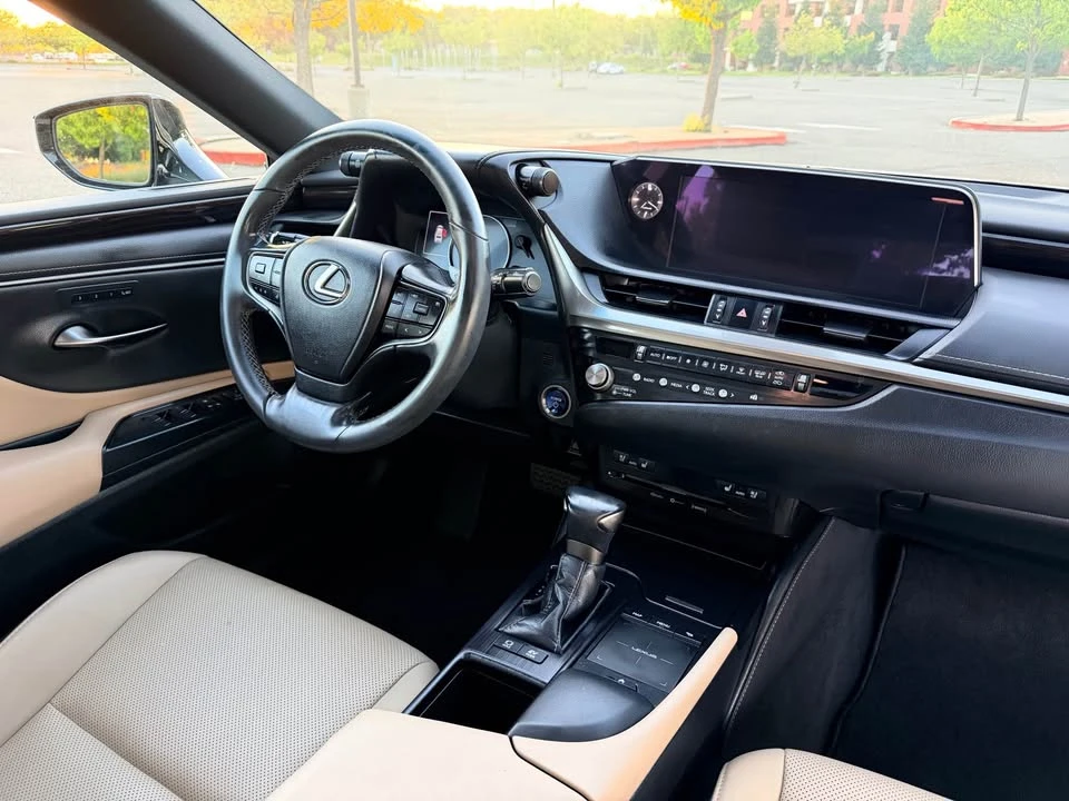 2021 Lexus ES 7th Gen - Image 11 of 19