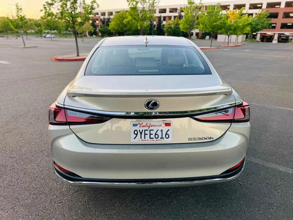 2021 Lexus ES 7th Gen - Image 2 of 19