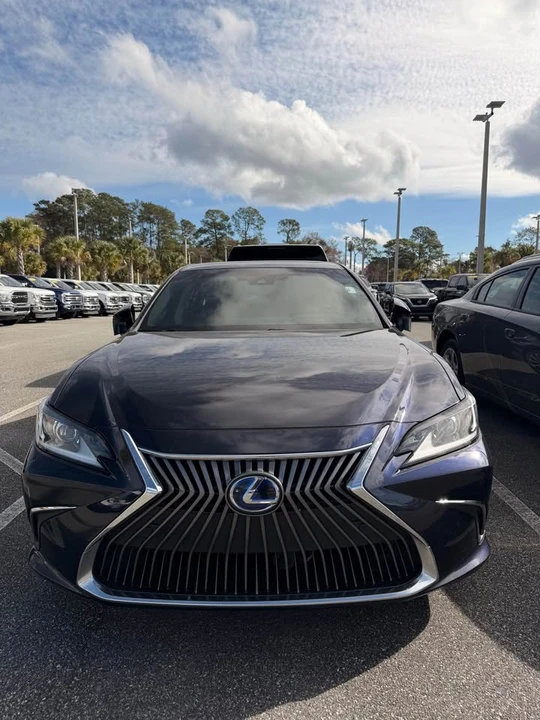 2021 Lexus ES 7th Gen - Image 2 of 9