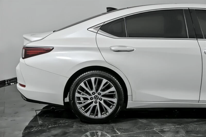 2021 Lexus ES 7th Gen - Image 12 of 21