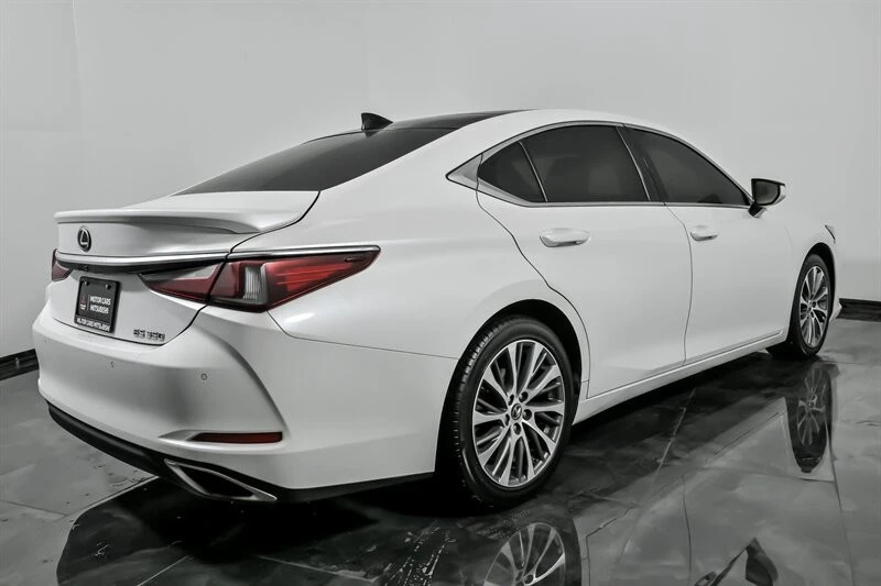 2021 Lexus ES 7th Gen - Image 11 of 21