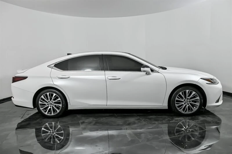 2021 Lexus ES 7th Gen - Image 13 of 21