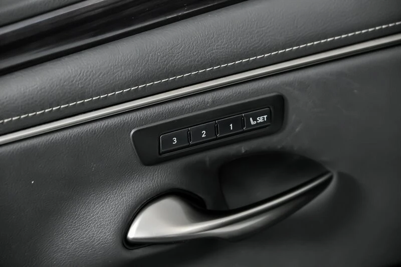 2021 Lexus ES 7th Gen - Image 18 of 21