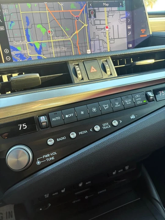 2021 Lexus ES 7th Gen - Image 10 of 10