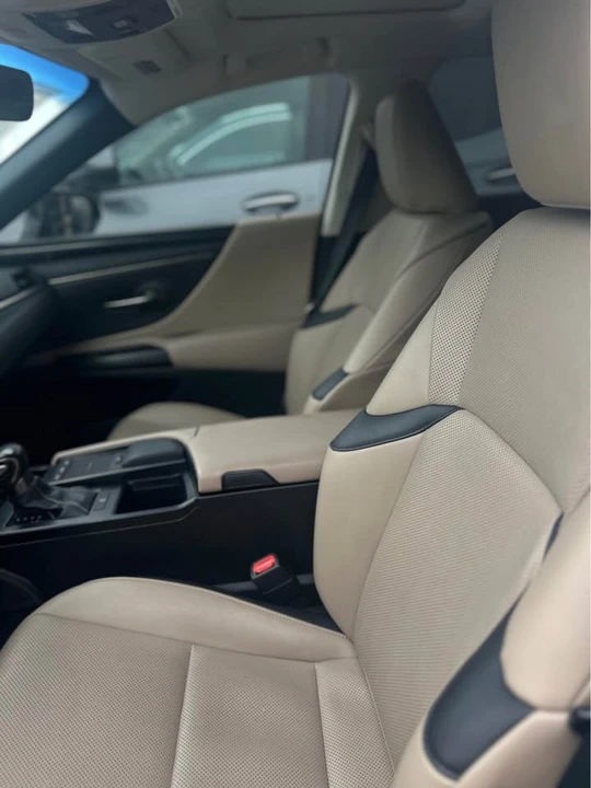 2021 Lexus ES 7th Gen - Image 4 of 5
