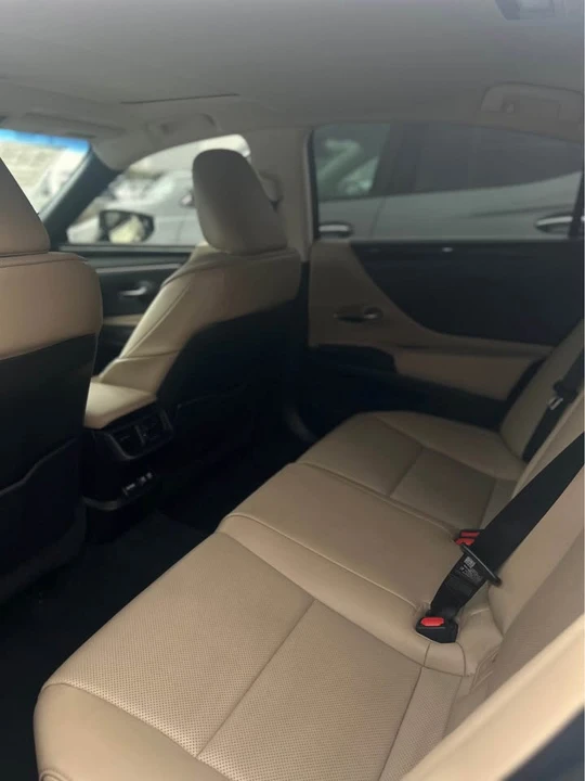 2021 Lexus ES 7th Gen - Image 5 of 5