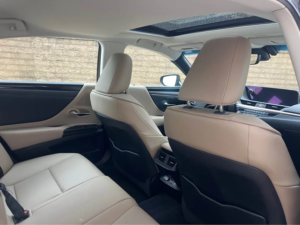 2021 Lexus ES 7th Gen - Image 8 of 9