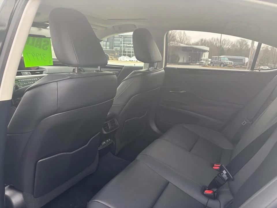 2021 Lexus ES 7th Gen - Image 9 of 10
