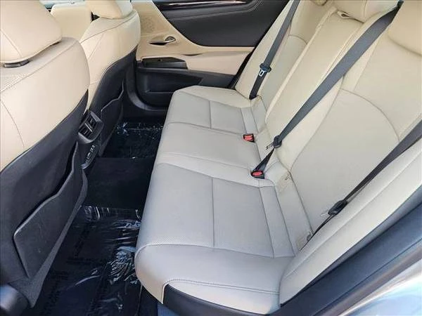 2021 Lexus ES 7th Gen - Image 18 of 21