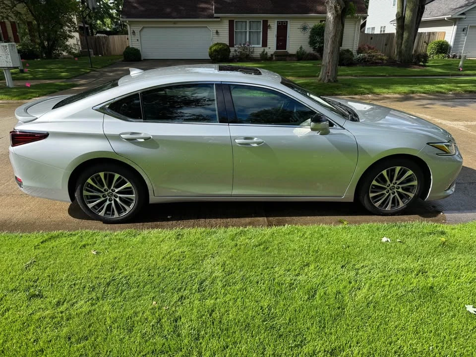 2021 Lexus ES 7th Gen - Image 11 of 11