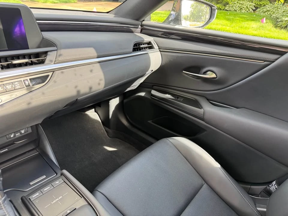 2021 Lexus ES 7th Gen - Image 2 of 11