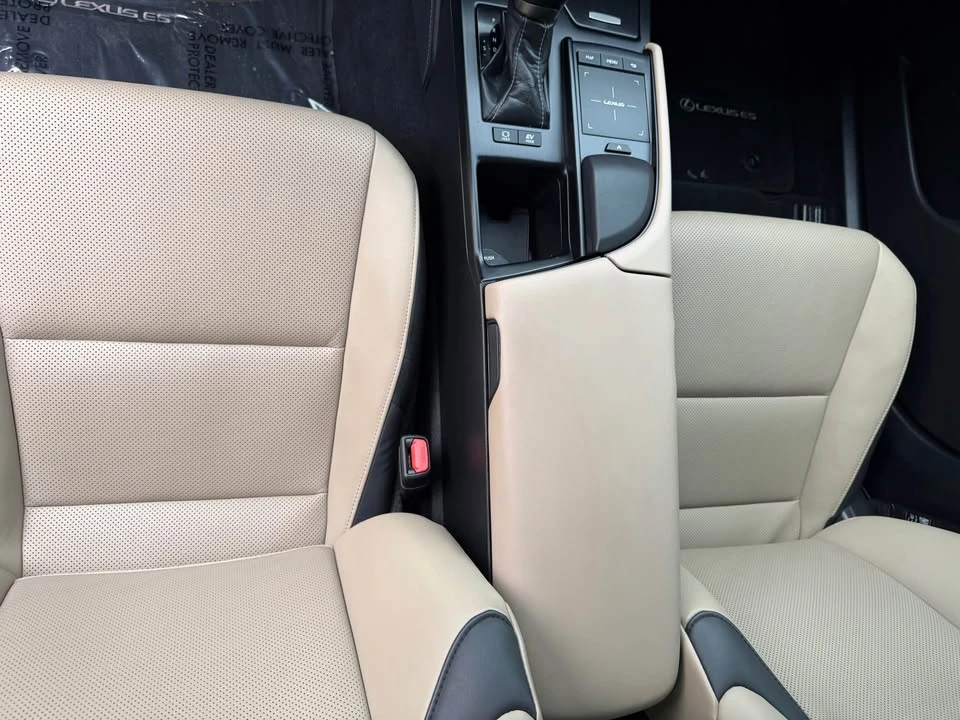 2021 Lexus ES 7th Gen - Image 11 of 12