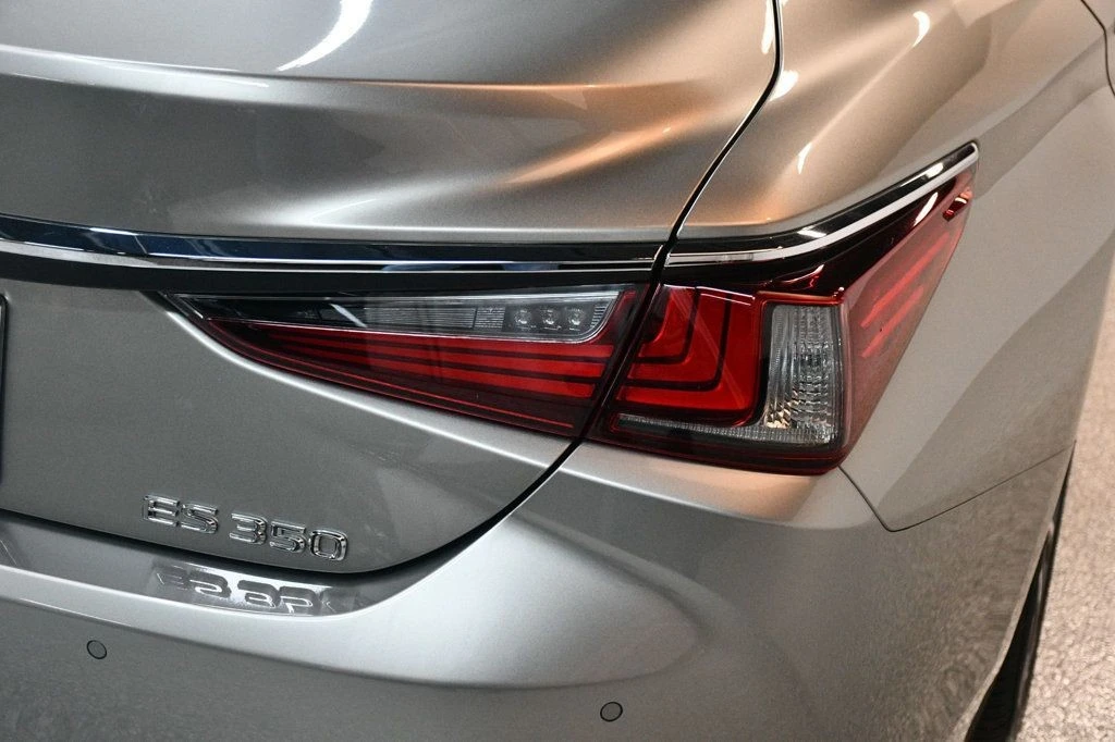 2021 Lexus ES 7th Gen - Image 11 of 12