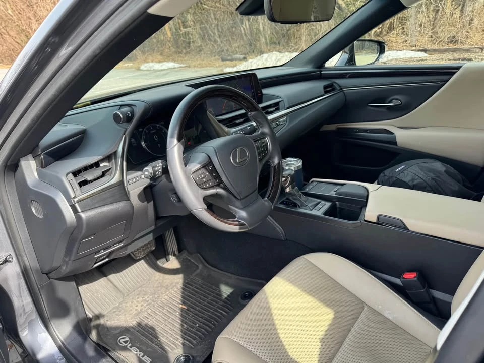 2021 Lexus ES 7th Gen - Image 9 of 10