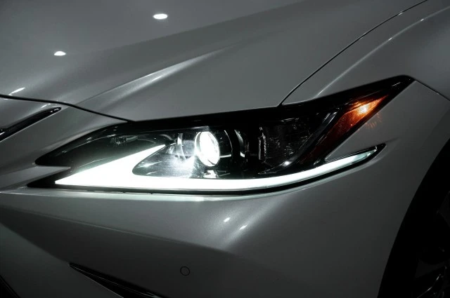 2021 Lexus ES 7th Gen - Image 8 of 12