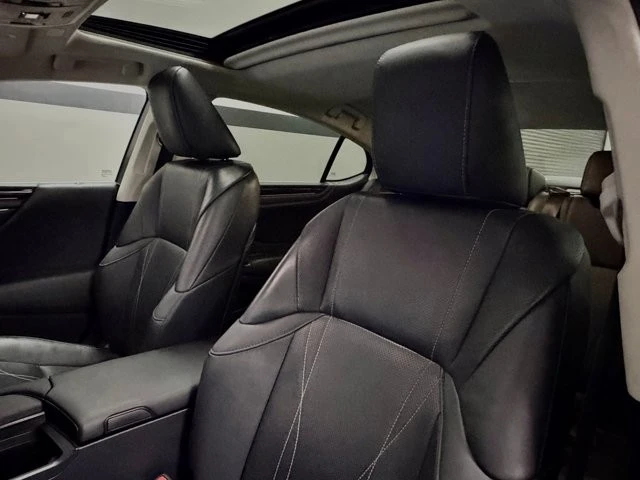 2021 Lexus ES 7th Gen - Image 25 of 31