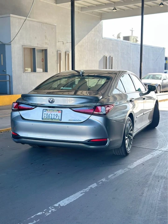 2021 Lexus ES 7th Gen - Image 2 of 8