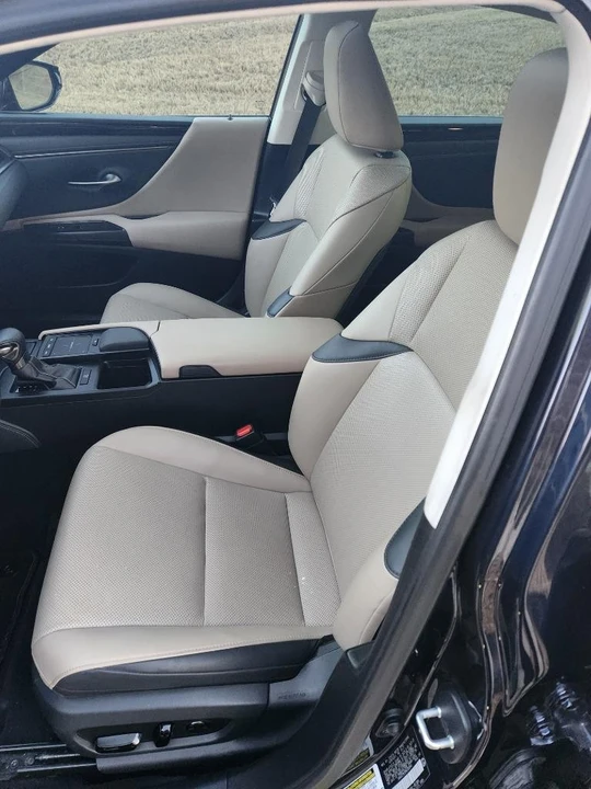 2021 Lexus ES 7th Gen - Image 10 of 25