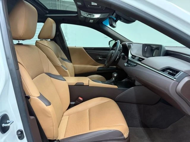 2021 Lexus ES 7th Gen - Image 11 of 12