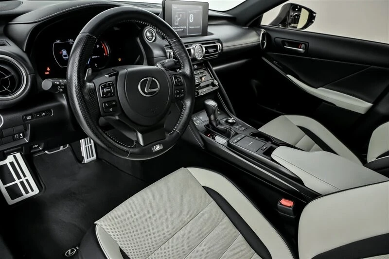 2021 Lexus IS 3rd Gen - Image 18 of 21