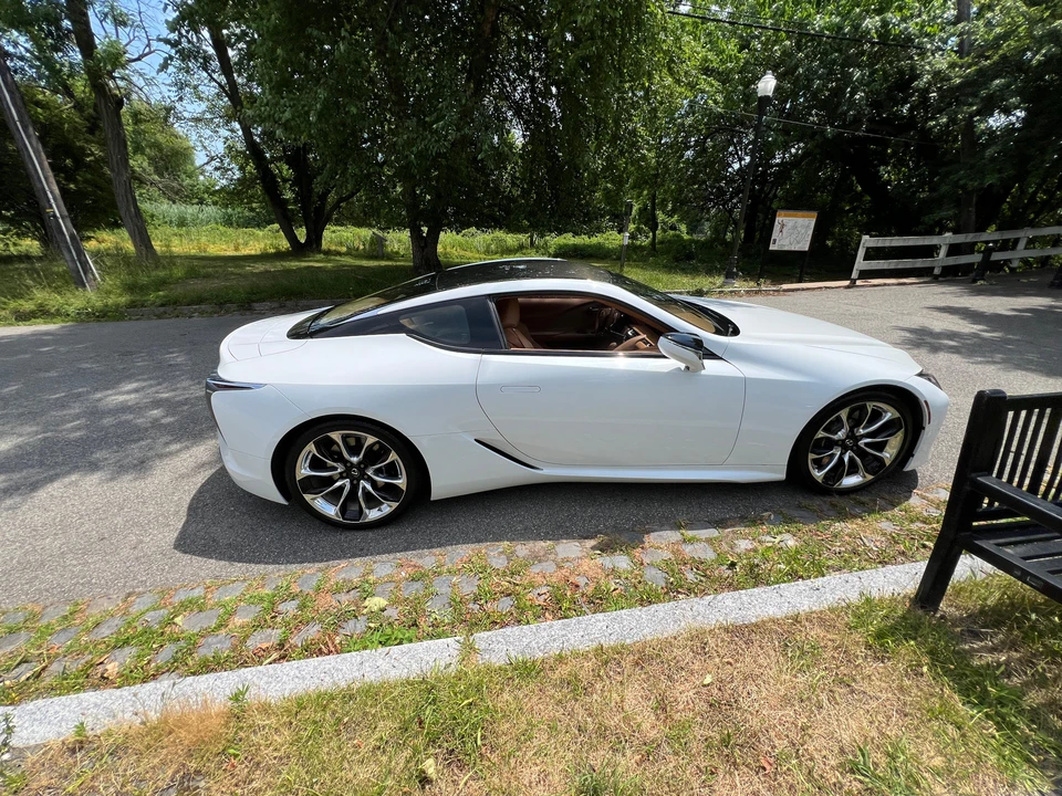 2021 Lexus LC - Image 16 of 31