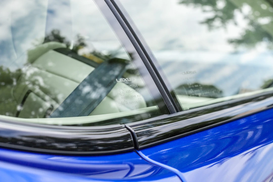 2021 Lexus LC - Image 29 of 31