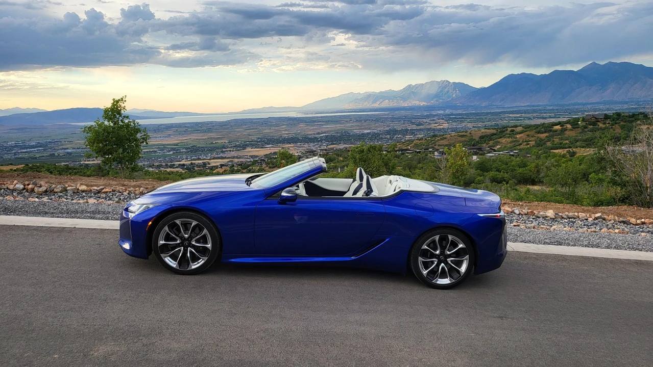 2021 Lexus LC - Image 18 of 31