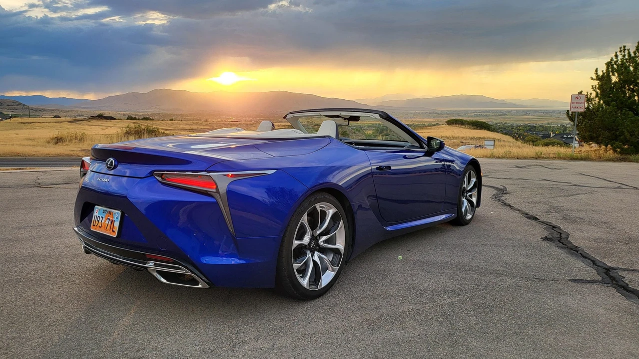 2021 Lexus LC - Image 29 of 31