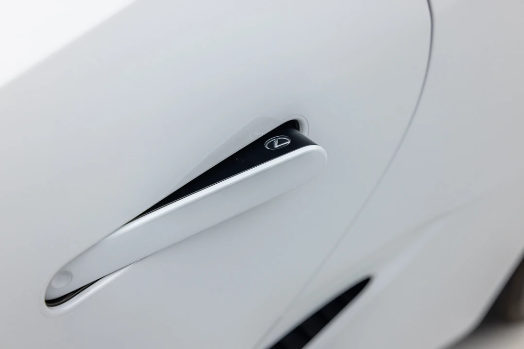 2021 Lexus LC - Image 28 of 31