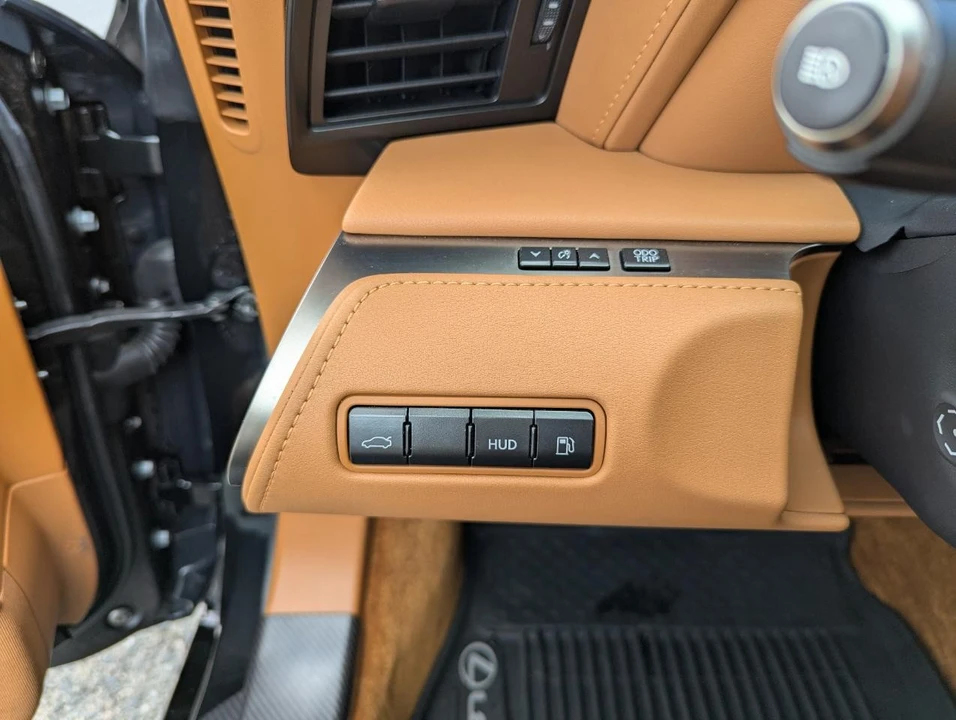 2021 Lexus LC - Image 14 of 31