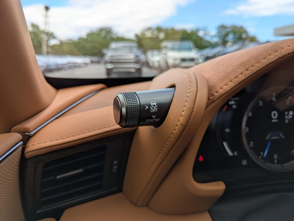 2021 Lexus LC - Image 18 of 31