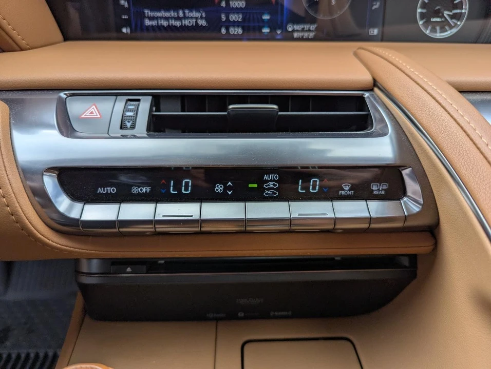 2021 Lexus LC - Image 26 of 31