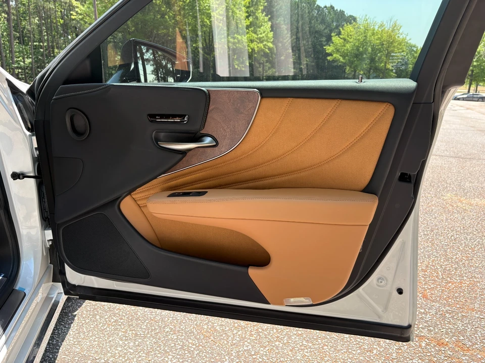 2021 Lexus LS 5th Gen - Image 25 of 28
