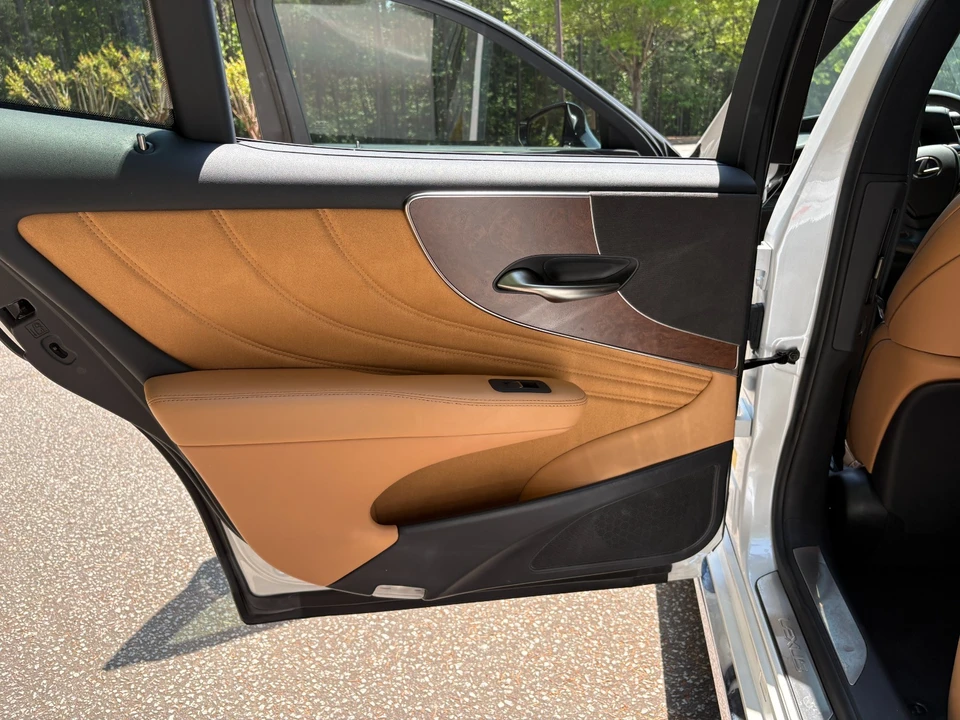 2021 Lexus LS 5th Gen - Image 22 of 28