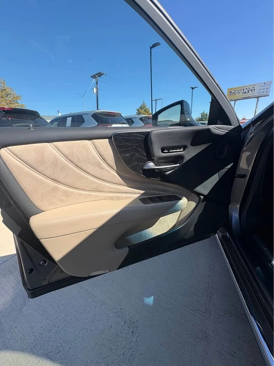 2021 Lexus LS 5th Gen - Image 3 of 4