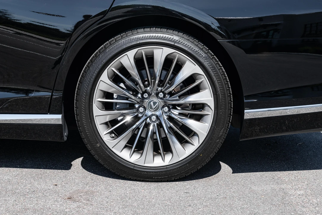 2021 Lexus LS 5th Gen - Image 11 of 31