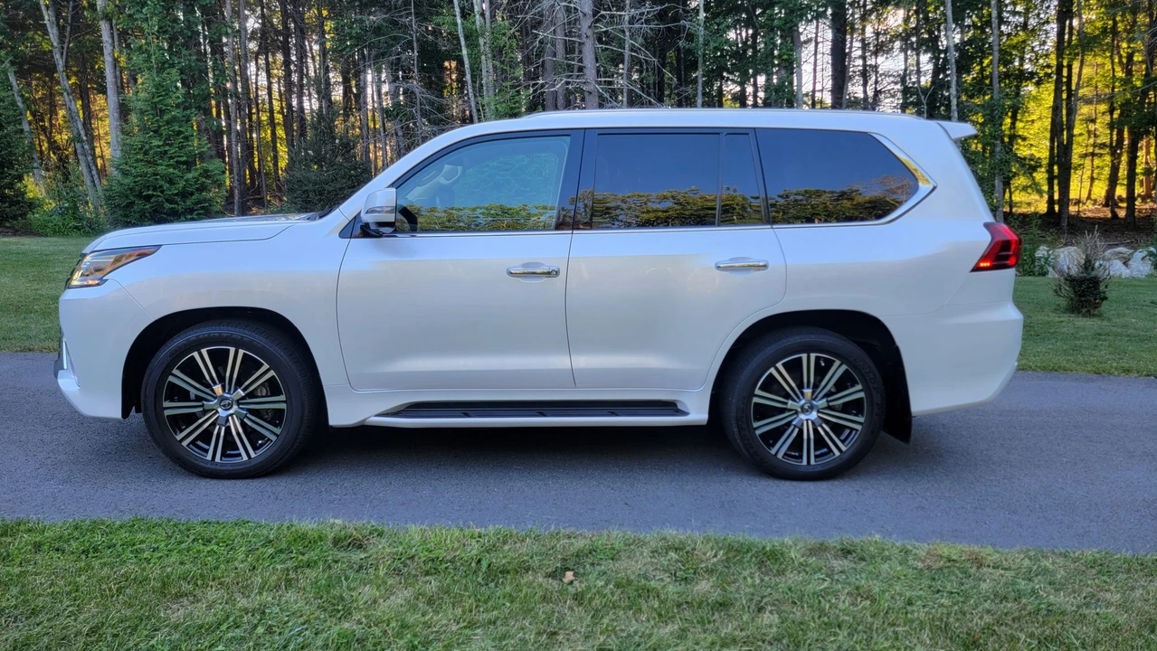 2021 Lexus LX 3rd Gen - Image 19 of 31