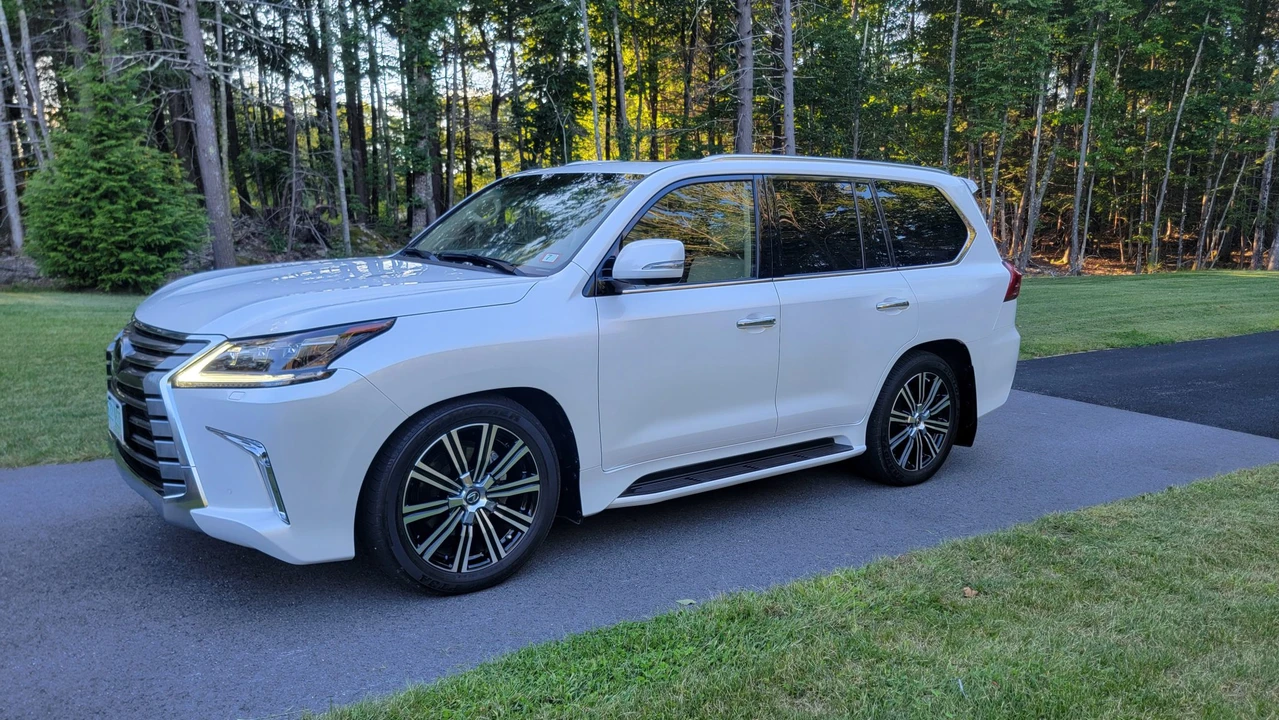 2021 Lexus LX 3rd Gen - Image 17 of 31