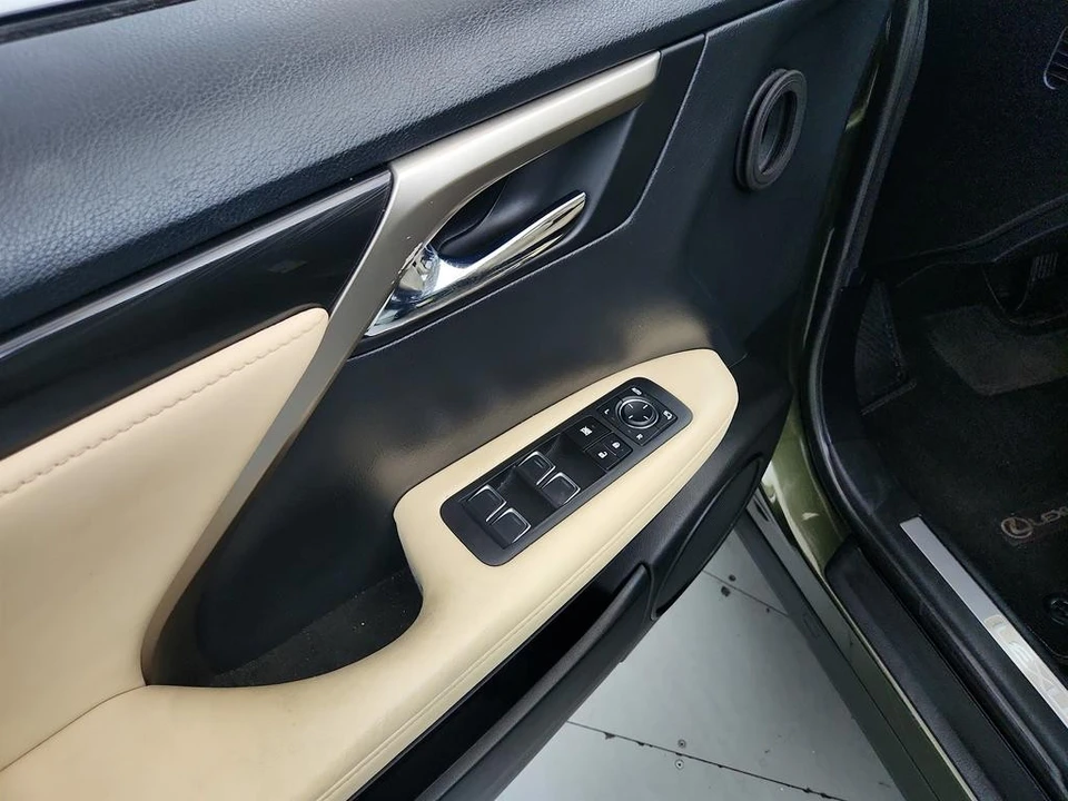 2021 Lexus RC - Image 21 of 31