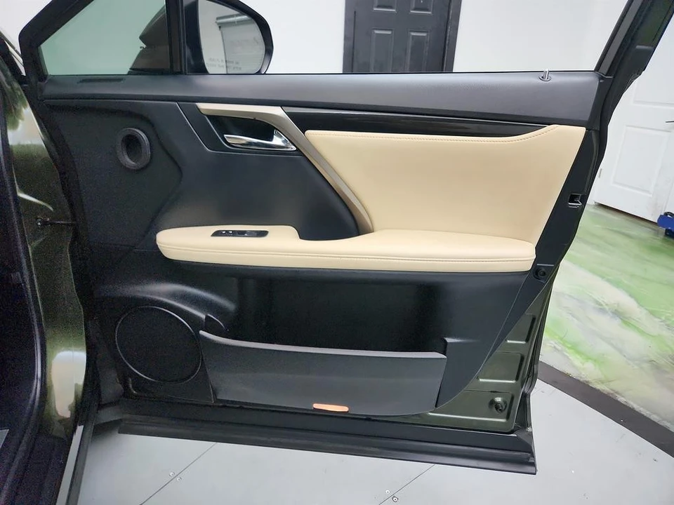 2021 Lexus RC - Image 27 of 31