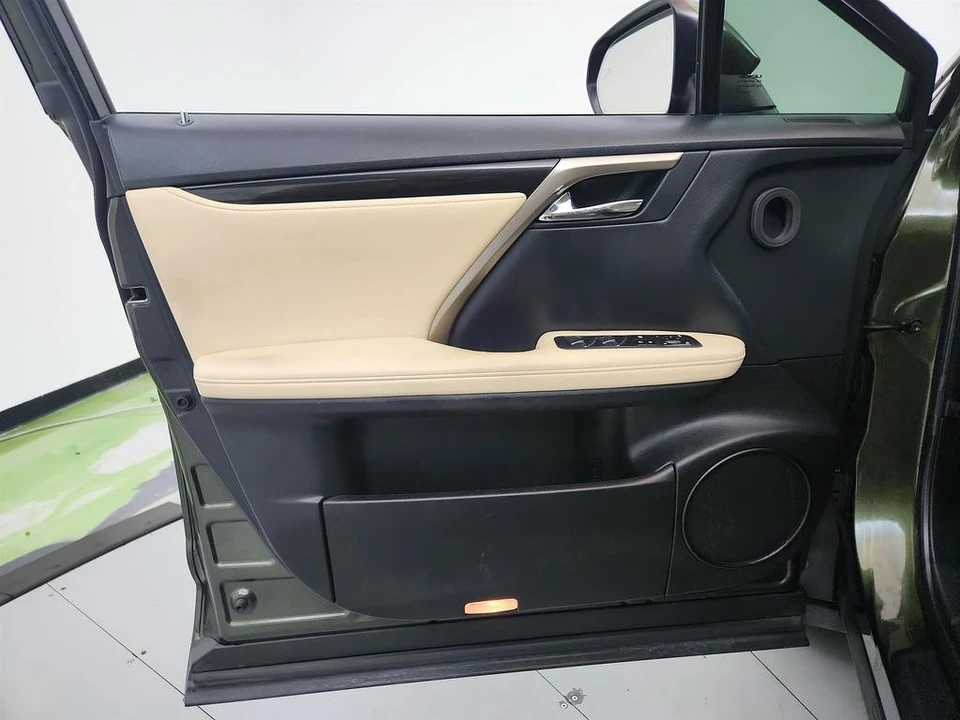 2021 Lexus RC - Image 22 of 31