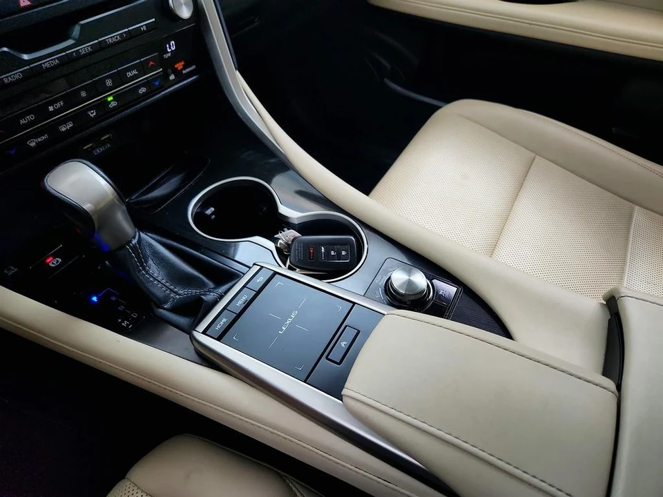2021 Lexus RC - Image 18 of 31