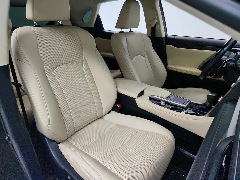 2021 Lexus RC - Image 26 of 31
