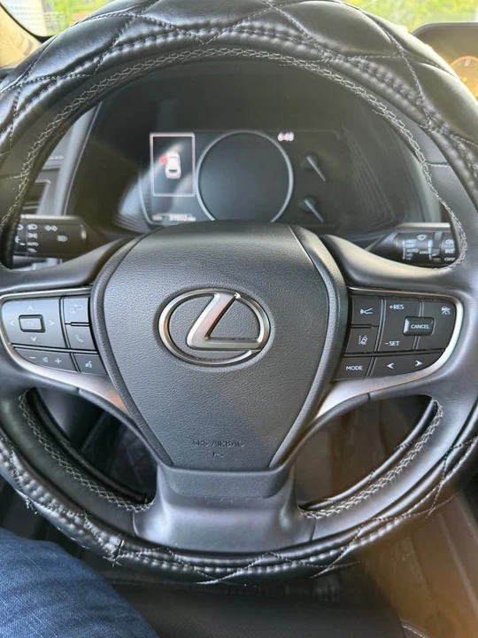 2021 Lexus - Image 7 of 12