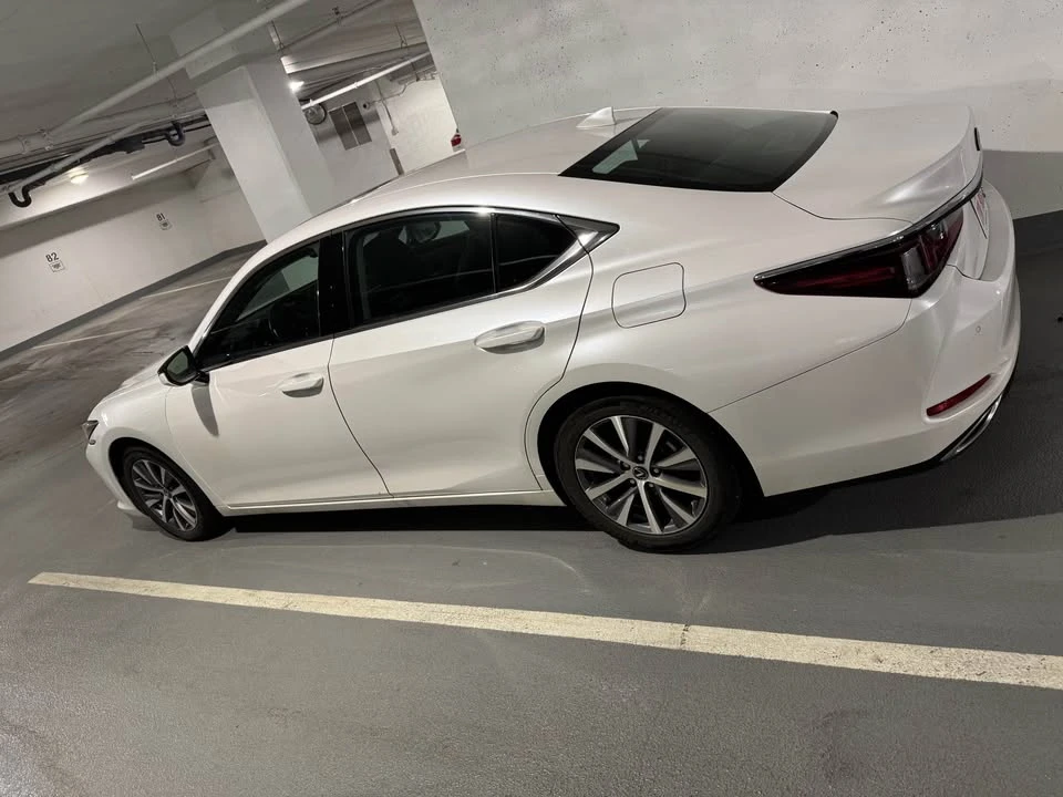 2021 Lexus ES 7th Gen - Image 2 of 4