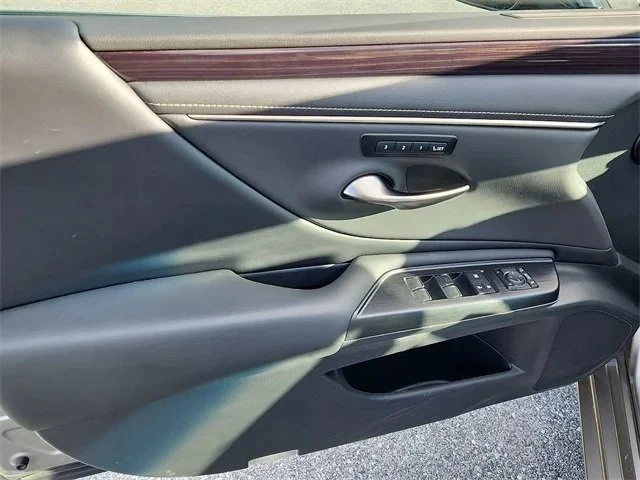 2021 Lexus ES 7th Gen - Image 8 of 16