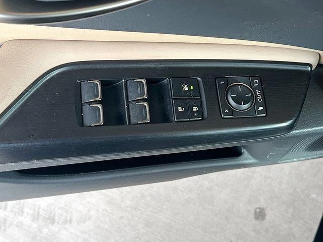 2021 Lexus ES 7th Gen - Image 10 of 19